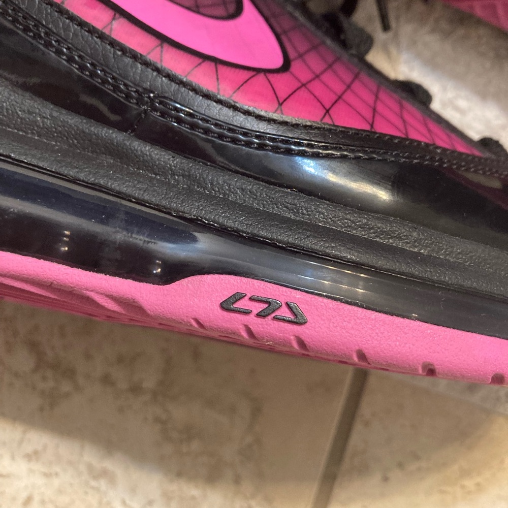 Nike CLASSIC LeBron James Breast Cancer Sneakers - 8/12/2009 🏀 - Picture 8 of 16